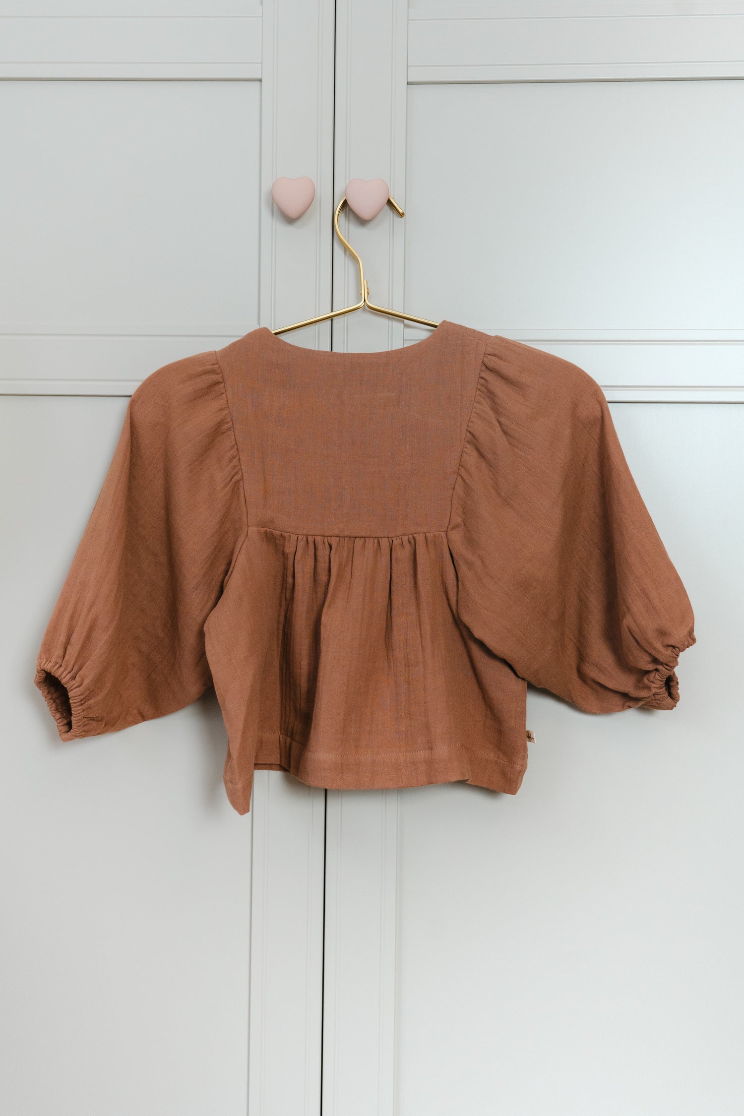 Die Bluse ist von zwei Seiten tragbar! Die Knöpfe sehen auch am Rücken zauberhaft aus