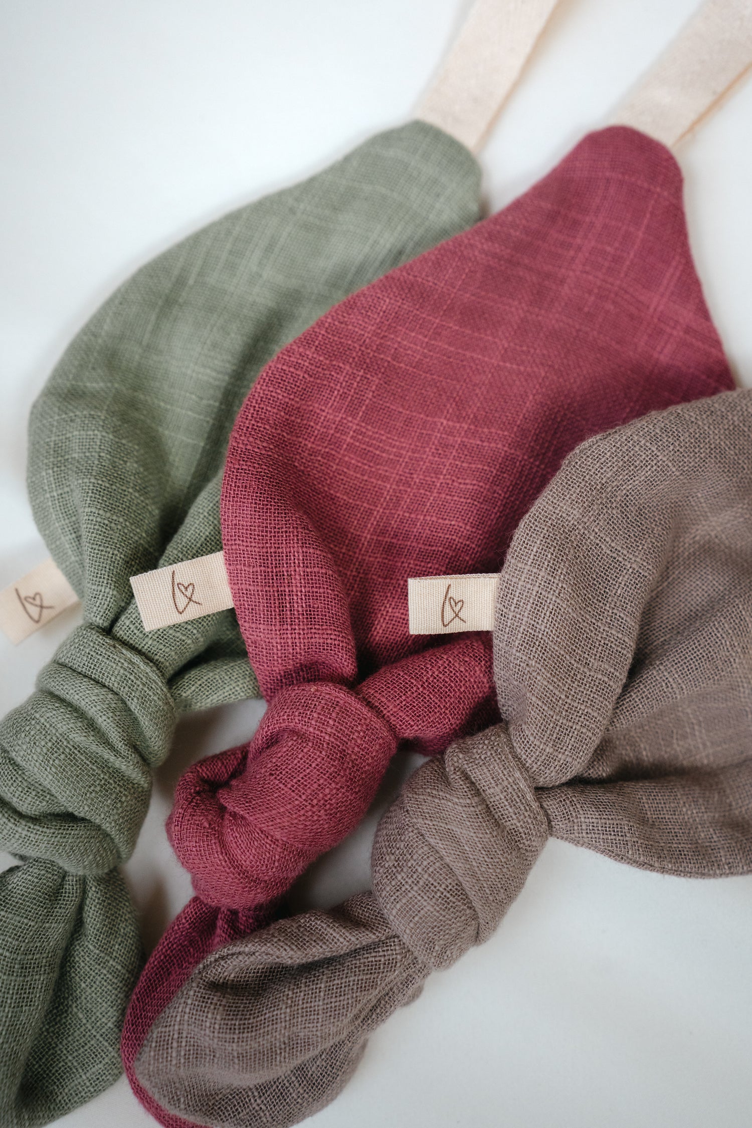 Unser blattförmiges Schnullerband mit Baumwollschlaufe wird zum treuen Begleiter.