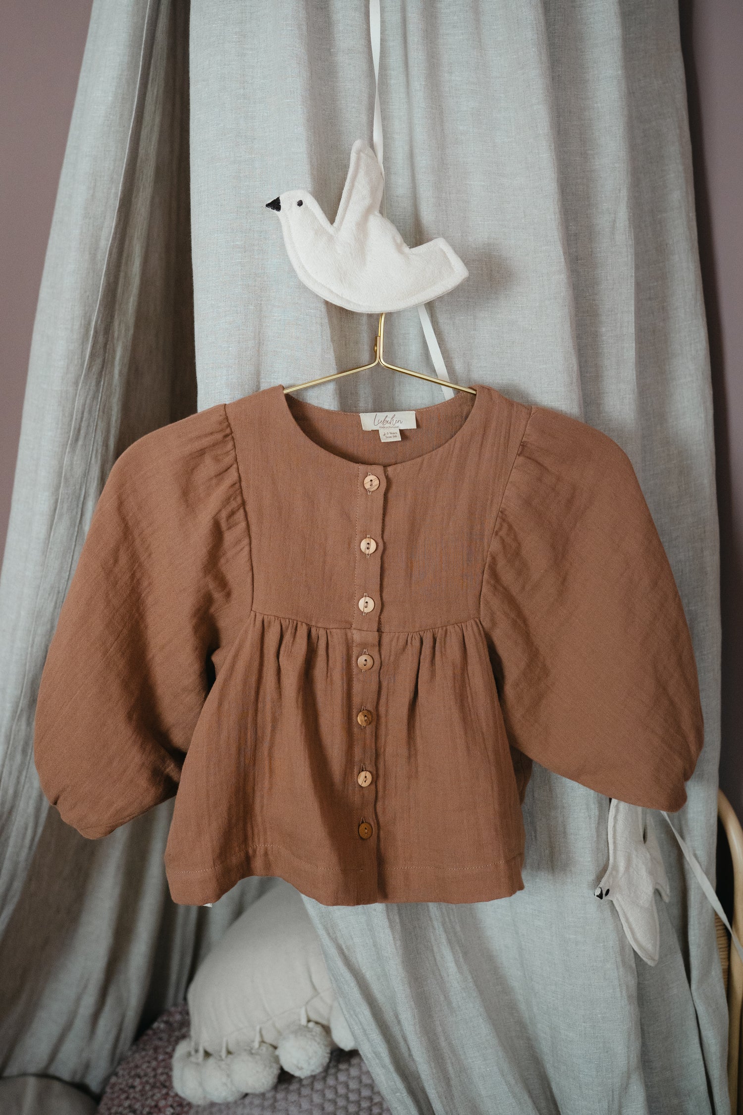 Die Bluse ist von zwei Seiten tragbar! Die Knöpfe sehen auch am Rücken zauberhaft aus