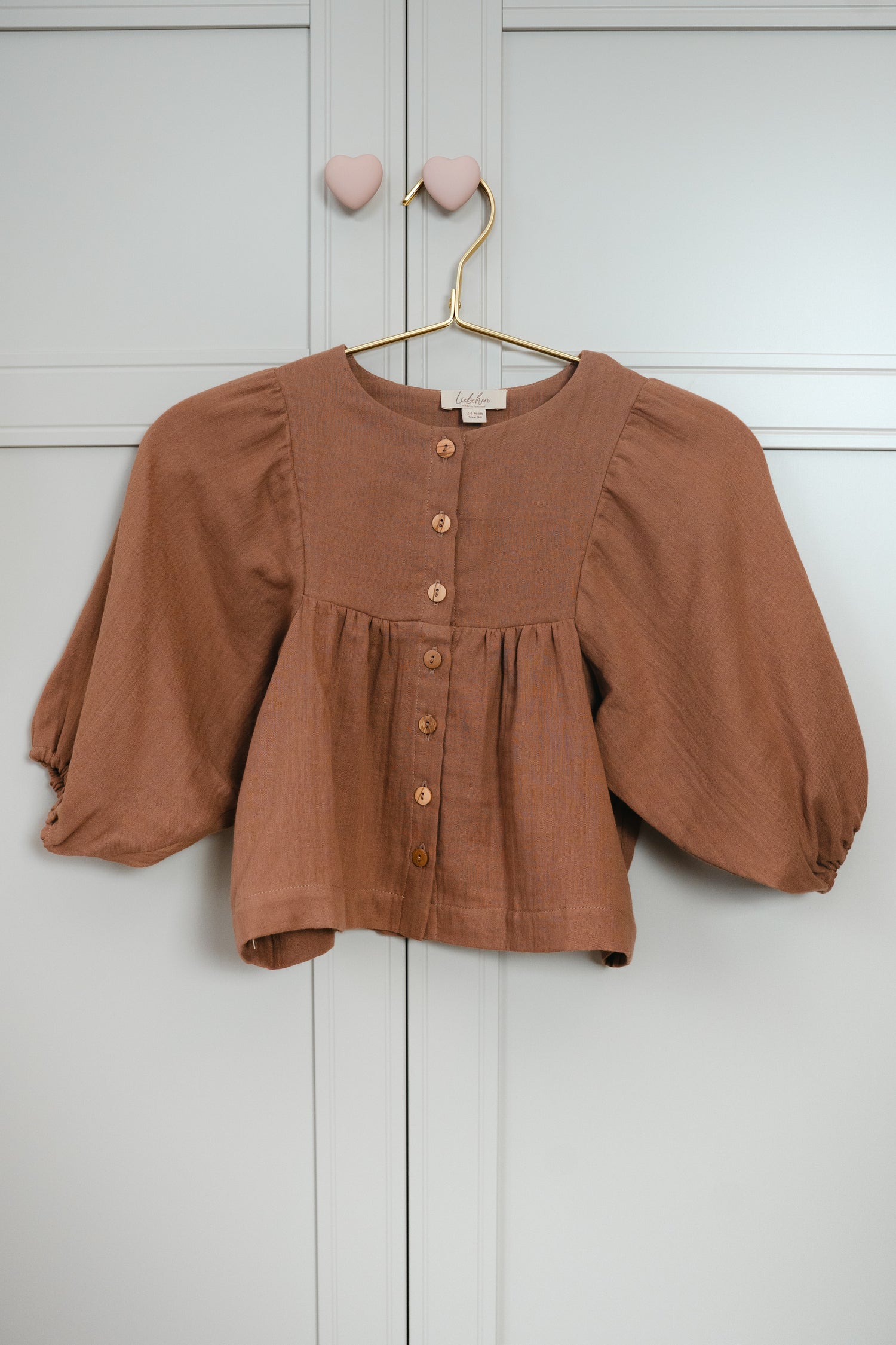 Die Bluse ist von zwei Seiten tragbar! Die Knöpfe sehen auch am Rücken zauberhaft aus