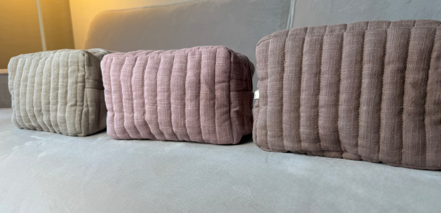 Unsere Windeltasche aus 100% Bio-Baumwolle ist wunderschön weich, kompakt und dabei überraschend geräumig