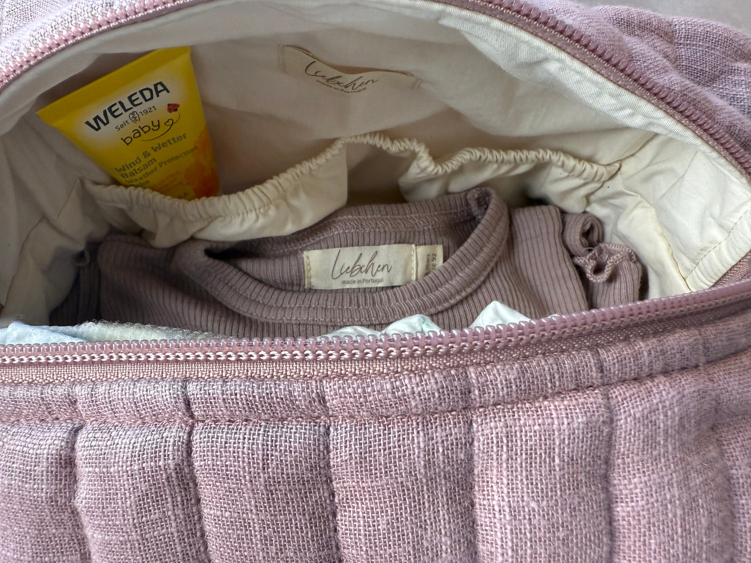 Unsere Windeltasche aus 100% Bio-Baumwolle ist wunderschön weich, kompakt und dabei überraschend geräumig