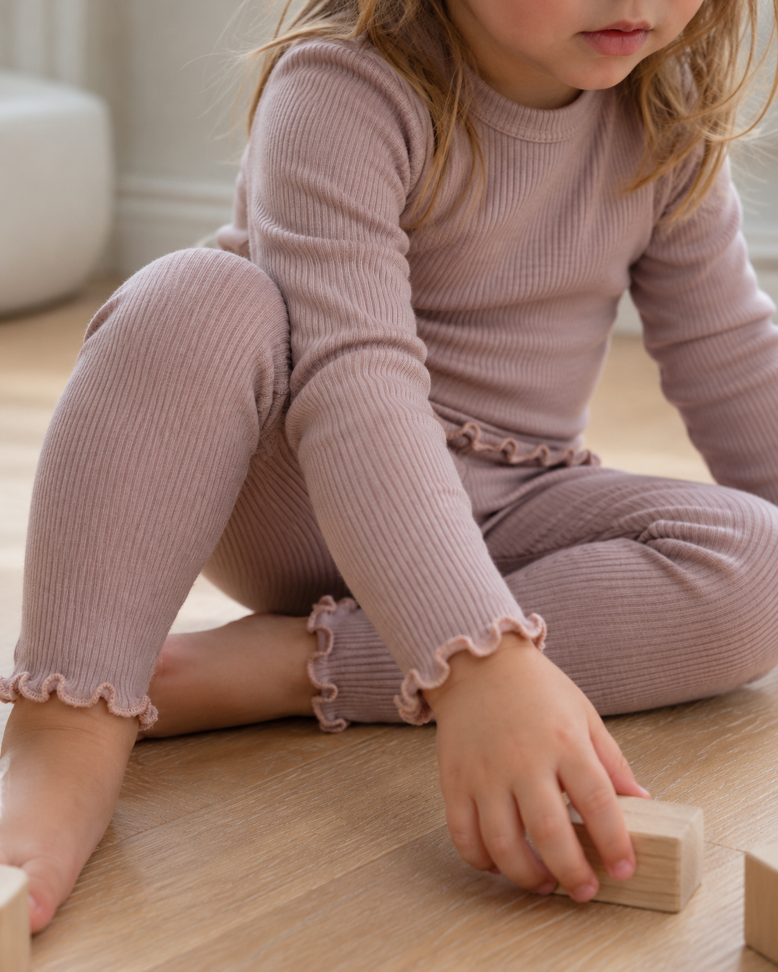 Merino-Set mit Rüschen in Malve: Langarmshirt und Leggings für Kinder