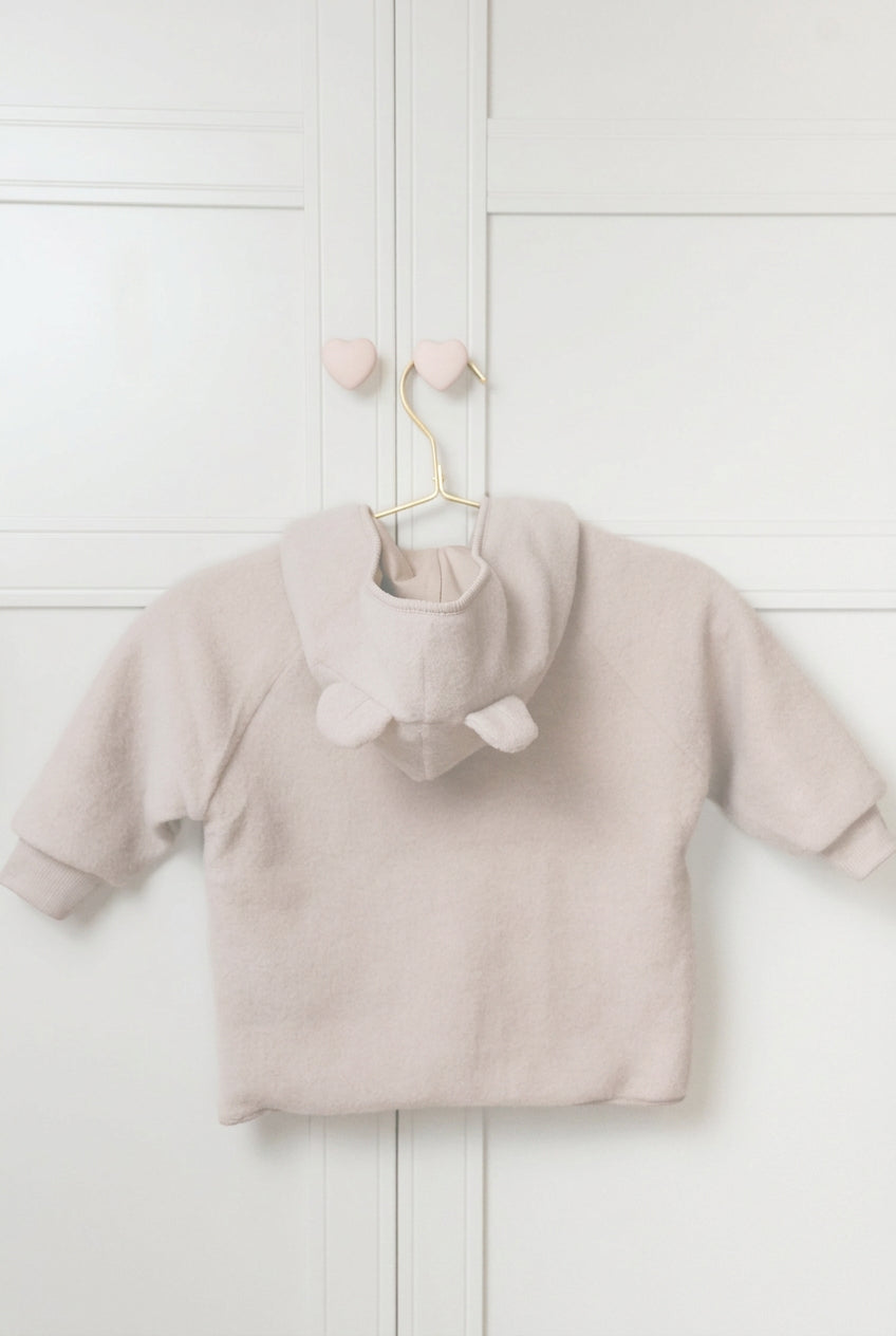 Kind in Merino-Wollfleece-Jacke mit Öhrchen