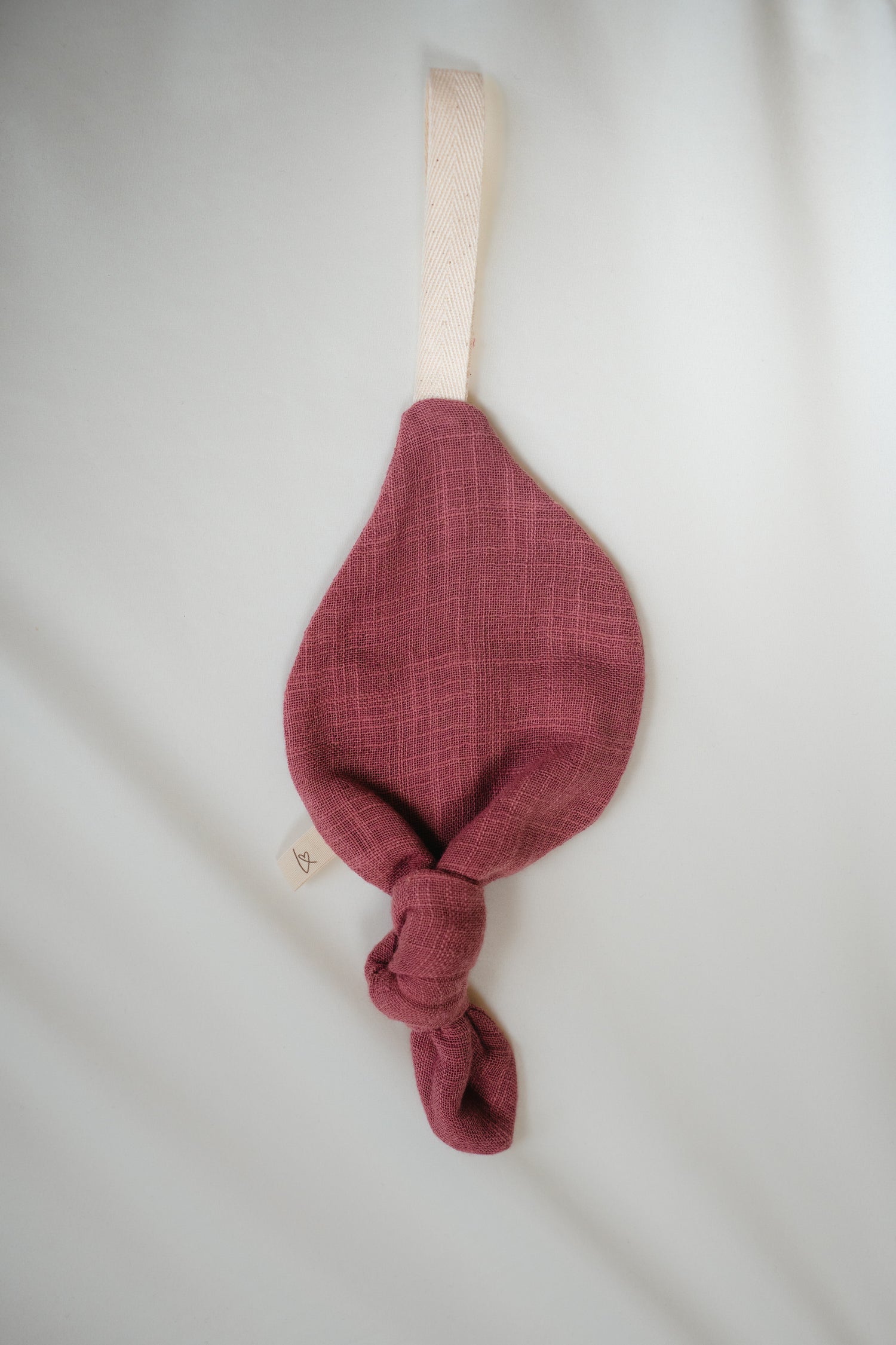 Unser blattförmiges Schnullerband mit Baumwollschlaufe wird zum treuen Begleiter.