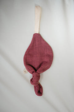 Unser blattförmiges Schnullerband mit Baumwollschlaufe wird zum treuen Begleiter.