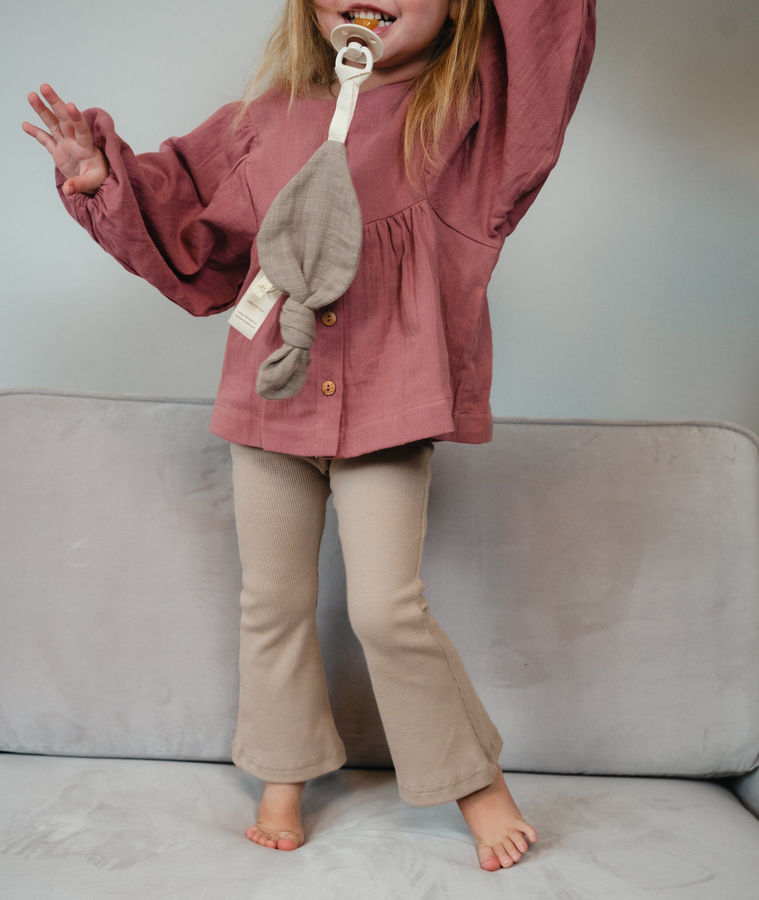 Unser blattförmiges Schnullerband mit Baumwollschlaufe wird zum treuen Begleiter.