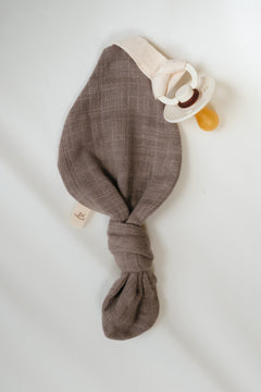 Unser blattförmiges Schnullerband mit Baumwollschlaufe wird zum treuen Begleiter.