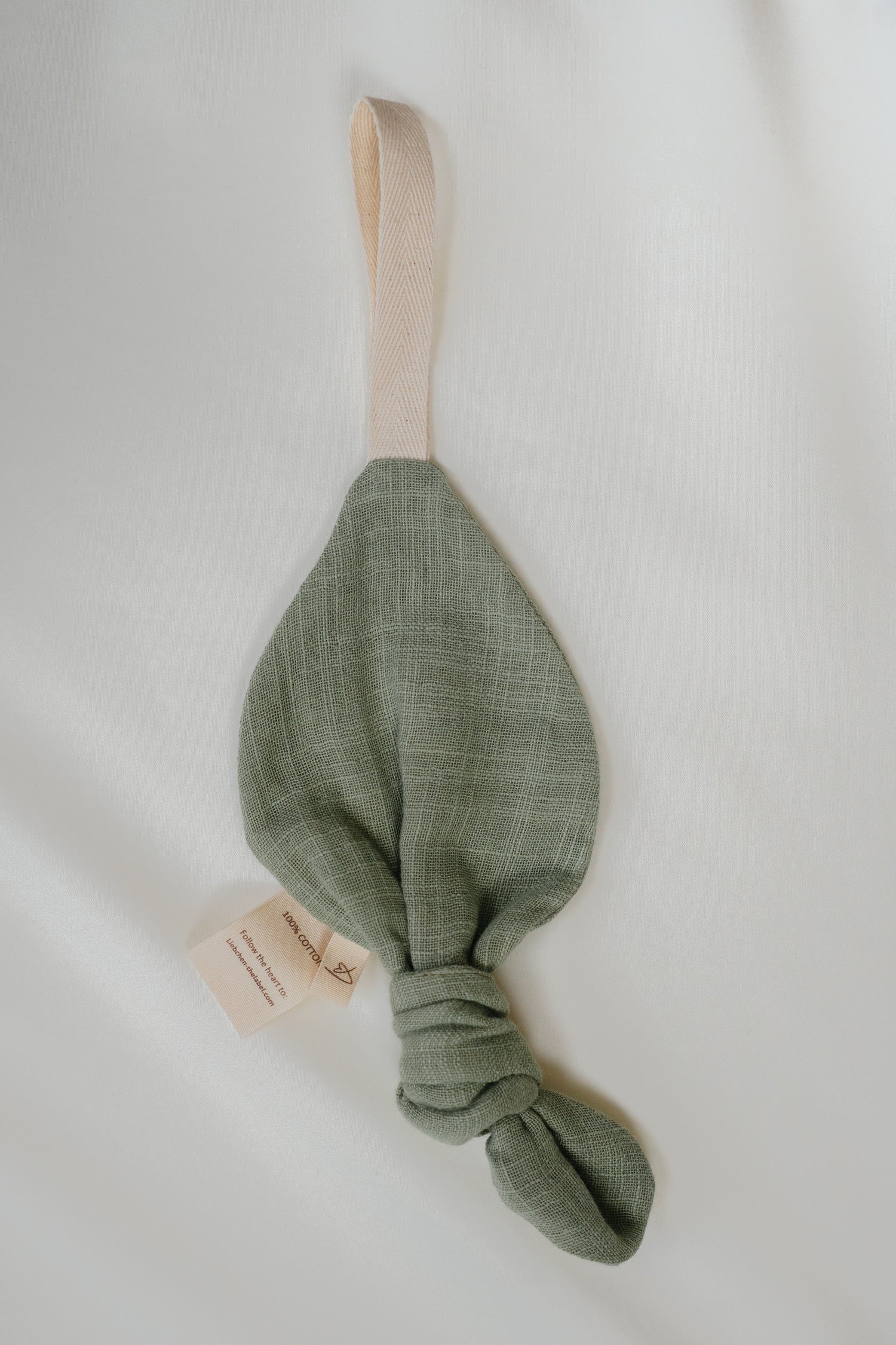 Unser blattförmiges Schnullerband mit Baumwollschlaufe wird zum treuen Begleiter.