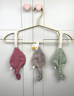 Unser blattförmiges Schnullerband mit Baumwollschlaufe wird zum treuen Begleiter.