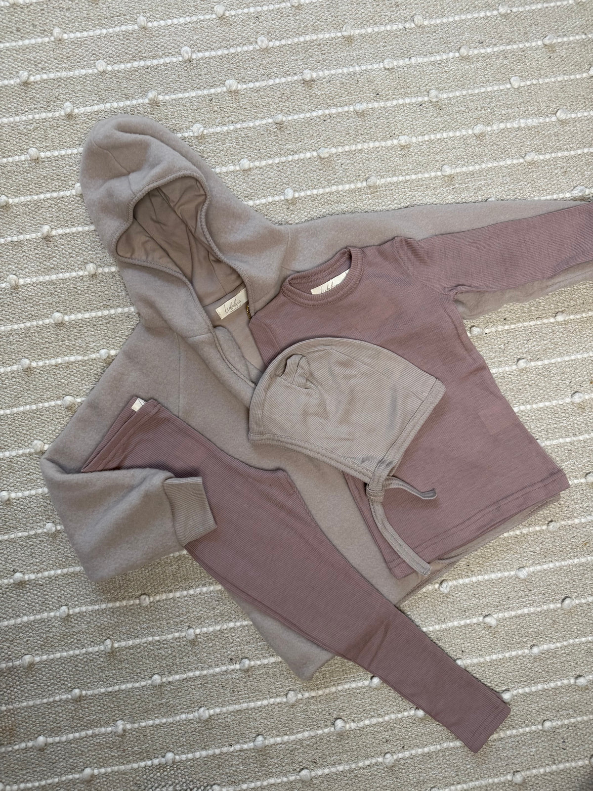 Merino-Outfit: Langarmshirt, Leggings, Wollfleece-Jacke und Mütze