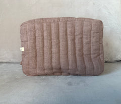 Unsere Windeltasche aus 100% Bio-Baumwolle ist wunderschön weich, kompakt und dabei überraschend geräumig