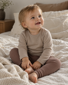 Merino-Set für Babys: Langarmshirt in Sesam und Leggings in Hasel