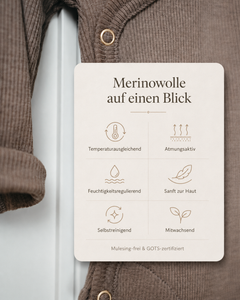 Infografik zu den Vorteilen von Merinowolle: temperaturausgleichend, atmungsaktiv, feuchtigkeitsregulierend, sanft zur Haut, selbstreinigend, mitwachsend, mulesing-frei und GOTS-zertifiziert.